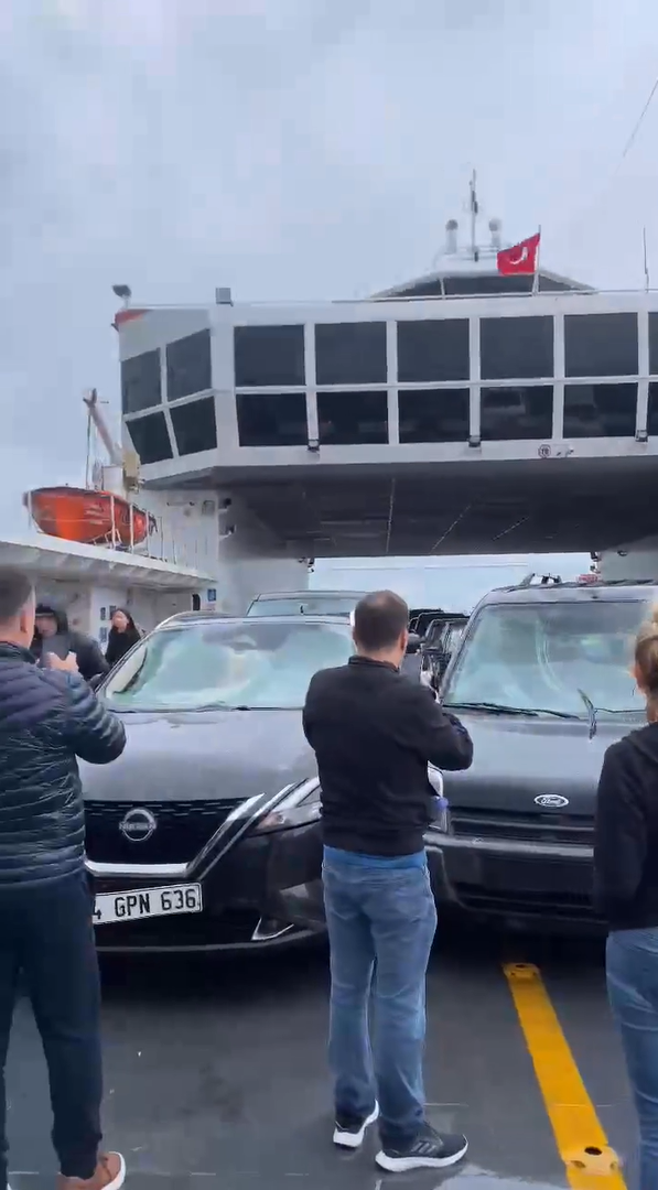 Yalova-İstanbul feribotunda korku dolu anlar: Feribot dalgaların arasında kaldı, araçlar hasar aldı - Resim: 2