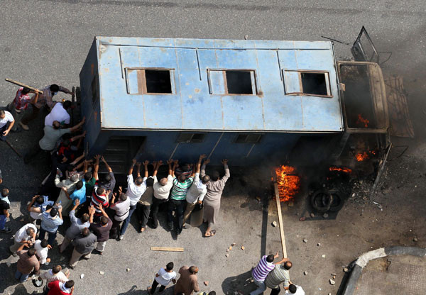 Mısır'da meydanlar kana bulandı - Resim: 5