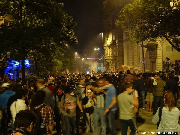 Taksim'de barış Dolmabahçe'de savaş - Resim: 14