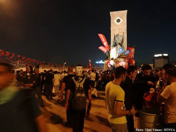 Taksim'de barış Dolmabahçe'de savaş - Resim: 2