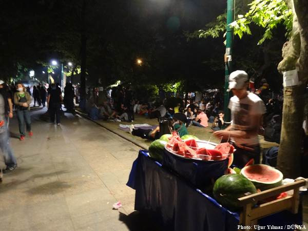 Taksim'de barış Dolmabahçe'de savaş - Resim: 26