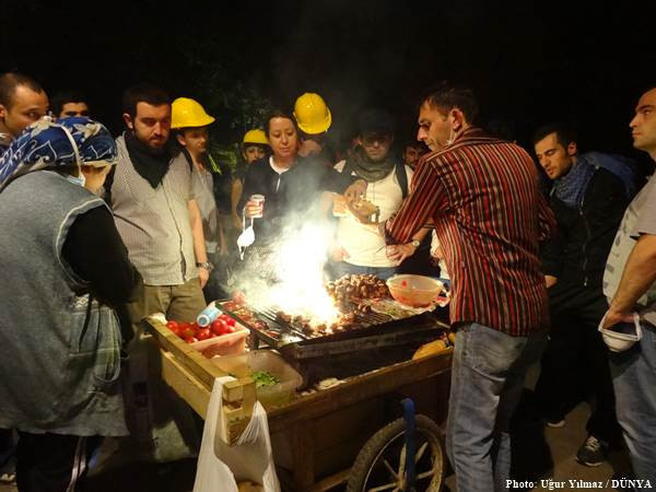 Taksim'de barış Dolmabahçe'de savaş - Resim: 28
