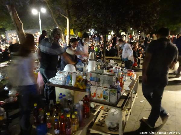 Taksim'de barış Dolmabahçe'de savaş - Resim: 29