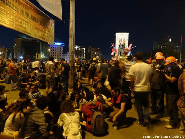 Taksim'de barış Dolmabahçe'de savaş - Resim: 3