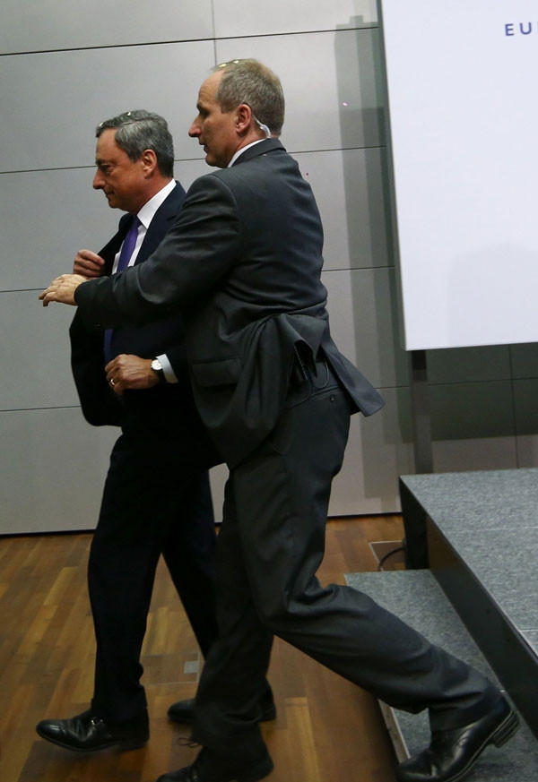 ECB Başkanı Draghi'ye şok protesto - Resim: 9