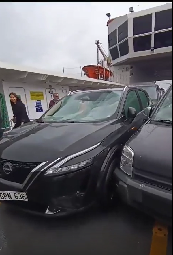 Yalova-İstanbul feribotunda korku dolu anlar: Feribot dalgaların arasında kaldı, araçlar hasar aldı - Resim: 3