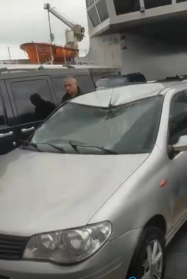 Yalova-İstanbul feribotunda korku dolu anlar: Feribot dalgaların arasında kaldı, araçlar hasar aldı - Resim: 4