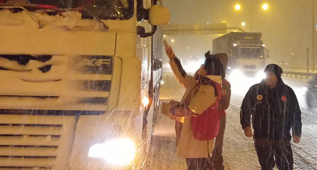 Ulaşıma kar engeli: Ara&ccedil;lar yolda kaldı, kazalar yaşandı - Resim : 1