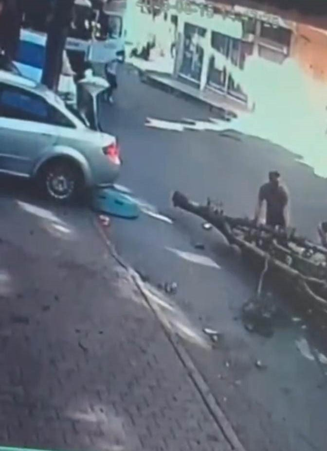 Oyuncu İbrahim Yıldız'ın üzerine ağaç devrildi: Yaşam mücadelesi veriyor - Resim : 2