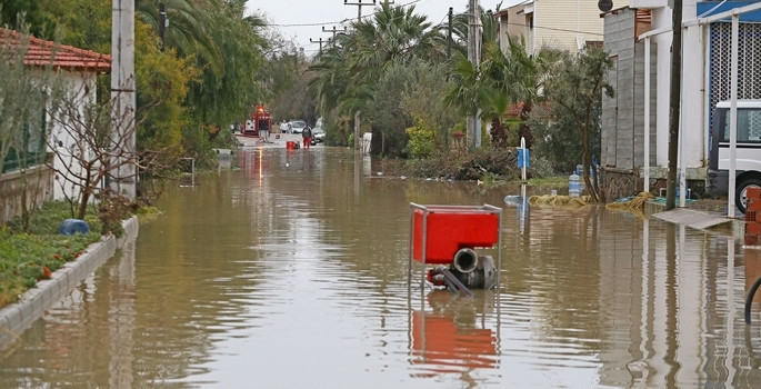 İzmir sele teslim - Resim: 16