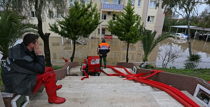 İzmir sele teslim - Resim: 17