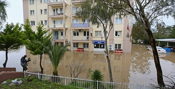 İzmir sele teslim - Resim: 18