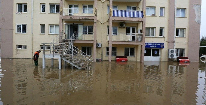 İzmir sele teslim - Resim: 19