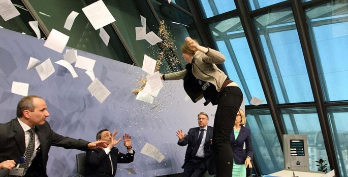 ECB Başkanı Draghi'ye şok protesto - Resim: 1