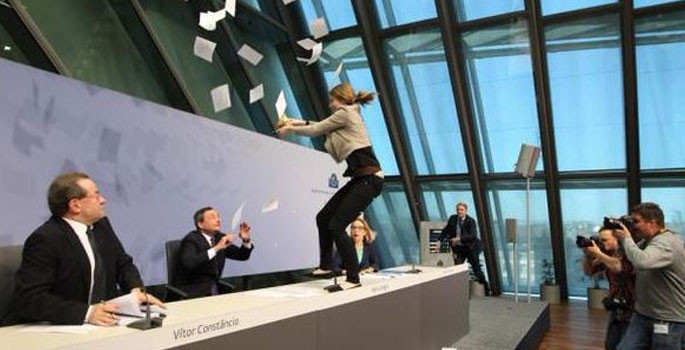 ECB Başkanı Draghi'ye şok protesto - Resim: 2