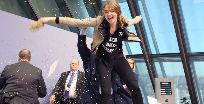 ECB Başkanı Draghi'ye şok protesto - Resim: 3