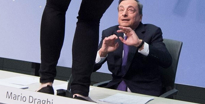 ECB Başkanı Draghi'ye şok protesto - Resim: 5