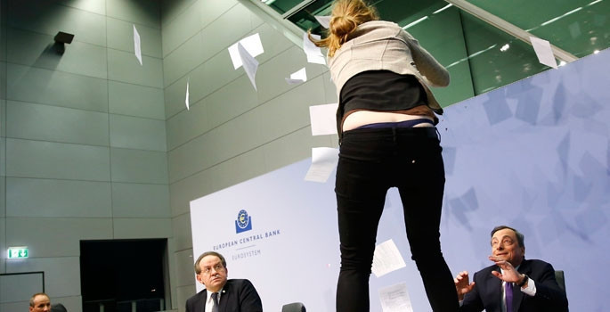 ECB Başkanı Draghi'ye şok protesto - Resim: 8
