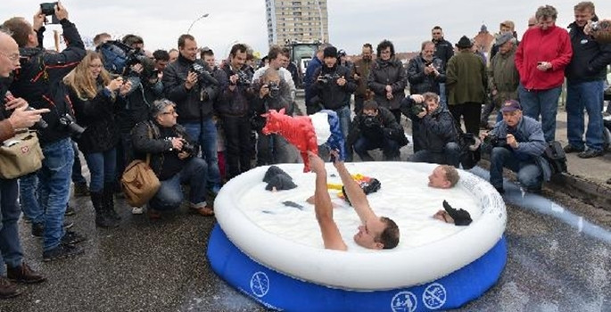 Süt üreticilerinden ilginç protesto - Resim: 1