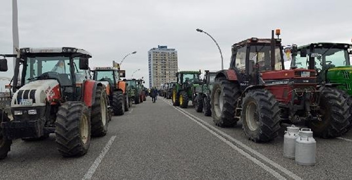 Süt üreticilerinden ilginç protesto - Resim: 5