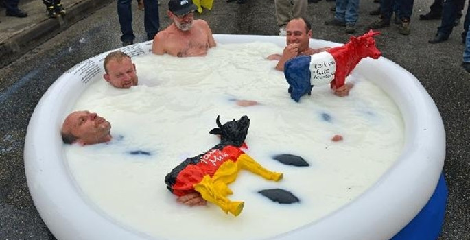 Süt üreticilerinden ilginç protesto - Resim: 6