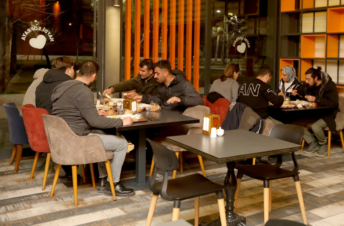 40 liraya 4 çeşit yemek! Halkın yüzünü güldüren iftar menüsünde hangi ilin imzası var? - Resim : 1