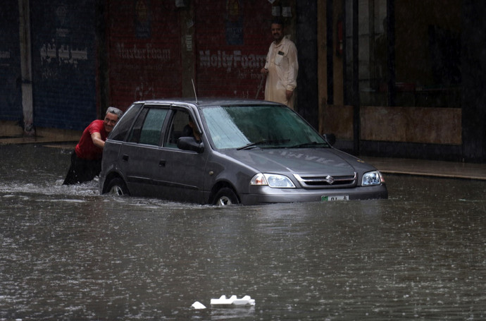 Pakistan'da sel felaketi: Son 24 saatte 63 kişi hayatını kaybetti - Resim : 3