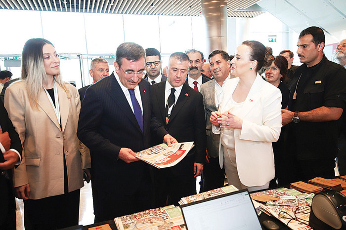 Cumhurbaşkanı Yardımcısı Cevdet Yılmaz, DÜNYA Gazetesi İmtiyaz Sahibi Umut Güner, DÜNYA Gazetesi CEO’su Burcu Kösem ve Bulls Yatırım Holding Kurucu Ortağı Neslihan Mumcu’dan DÜNYA Gazetesi hakkında bilgi aldı.