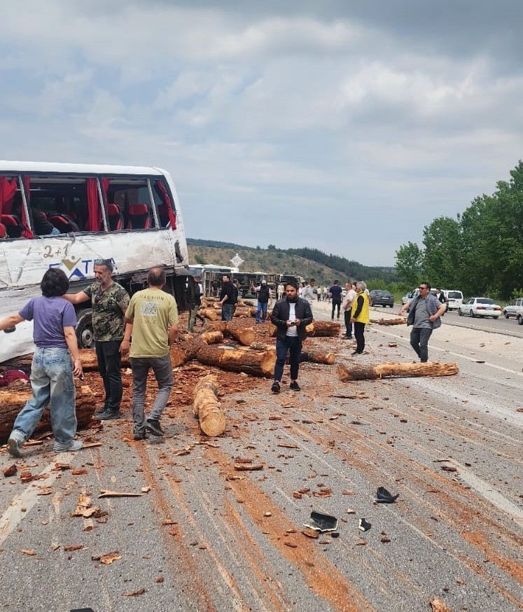 Çanakkale’de katliam gibi otobüs kazası: 8 ölü, çok sayıda yaralı! - Resim : 1