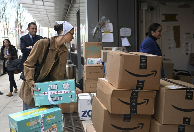 Bella Hadid depremzedeler için Türkevi'ne yardım kutuları getirdi - Resim: 1