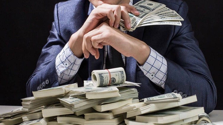 Cebinde sadece 100 dolar vardı, bugün milyarlarca doları yönetiyor