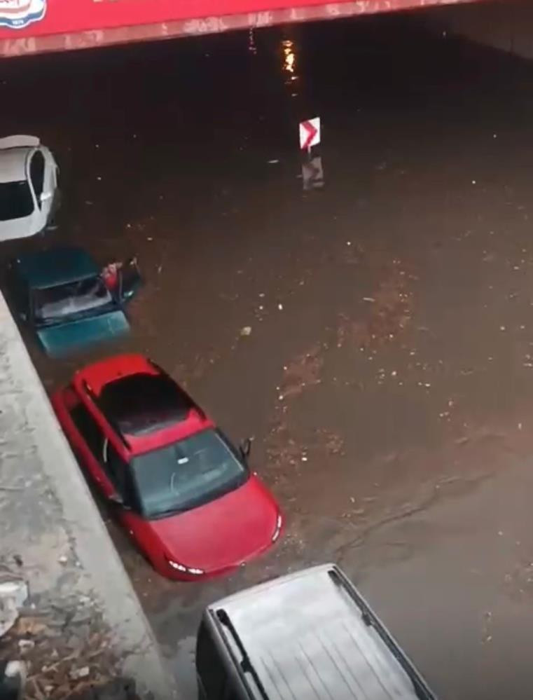 Denizli'de sağanak yağmur hayatı felç etti: Alt geçitte onlarca araç mahsur kaldı - Resim : 1