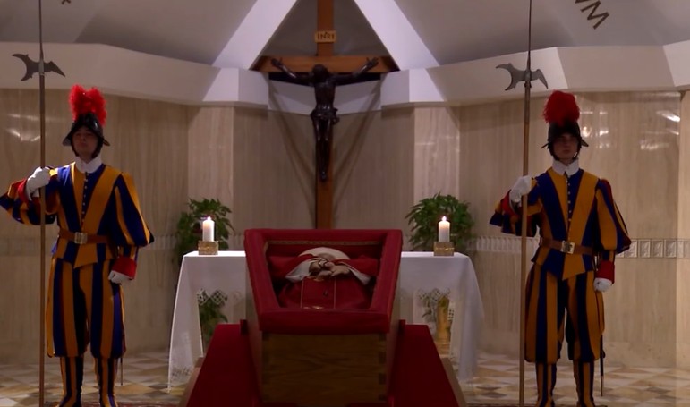 Papa Franciscus'un açık tabut görüntüleri paylaşıldı - Resim: 3