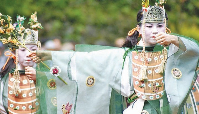 Batıda çiçekler, doğuda ejderhalar uyanıyor - Resim : 1