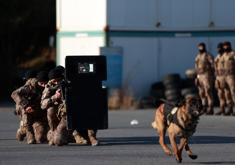 Özel harekat polislerinden nefes kesen tatbikat - Resim : 1