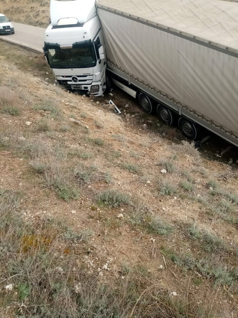 Ankara soğuk havanın etkisinde! Başkente dolu yağdı! - Resim : 1