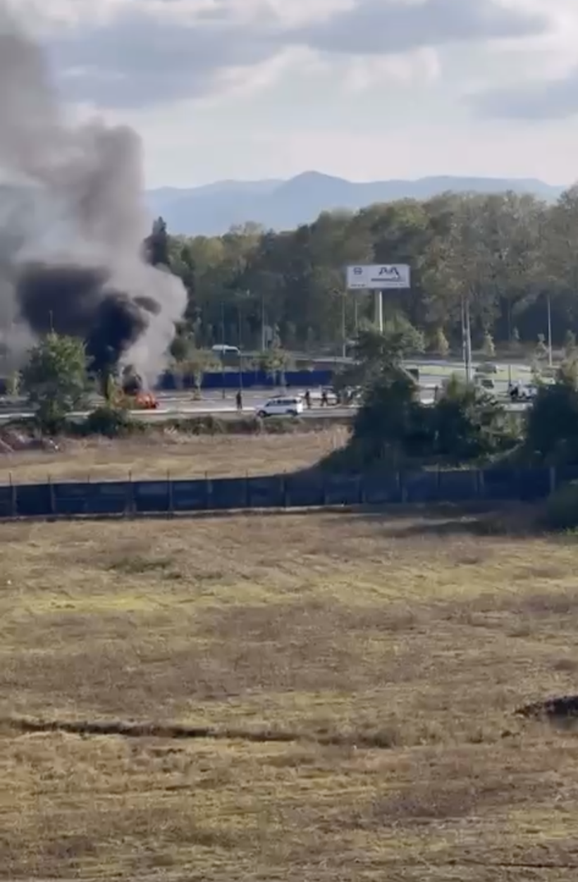 Bulgar gümrüğü aracı kabul etmeyince sinirlendi, otomobili ateşe verdi - Resim : 1