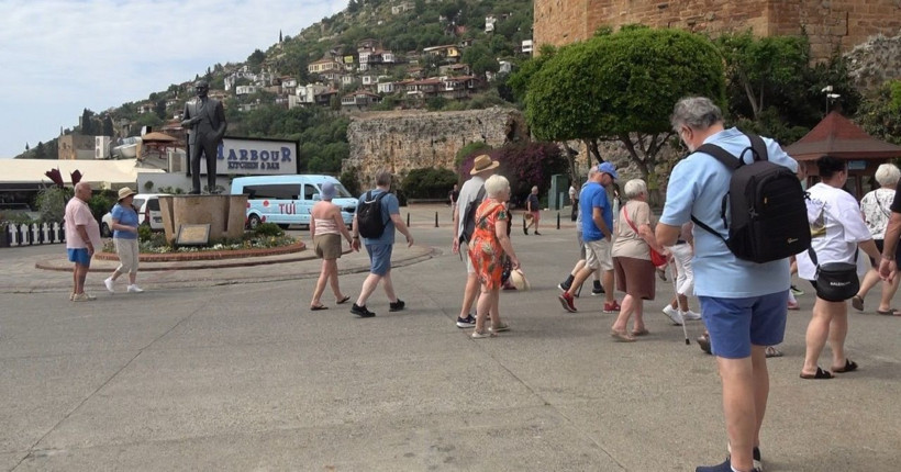 Bir ilçe nüfusu kadar insan tek gemiyle Alanya'ya geldi - Resim: 4