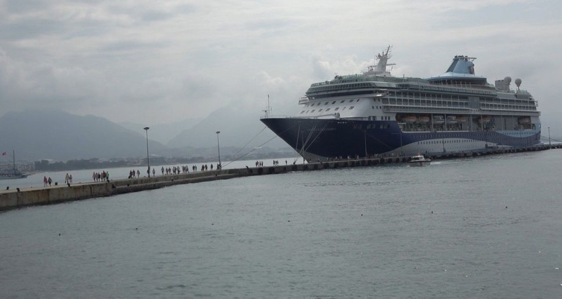 Bir ilçe nüfusu kadar insan tek gemiyle Alanya'ya geldi - Resim: 1