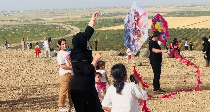 Suriye sınırında gökyüzü şenlendi: Yüzlerce uçurtma havalandı - Resim: 4