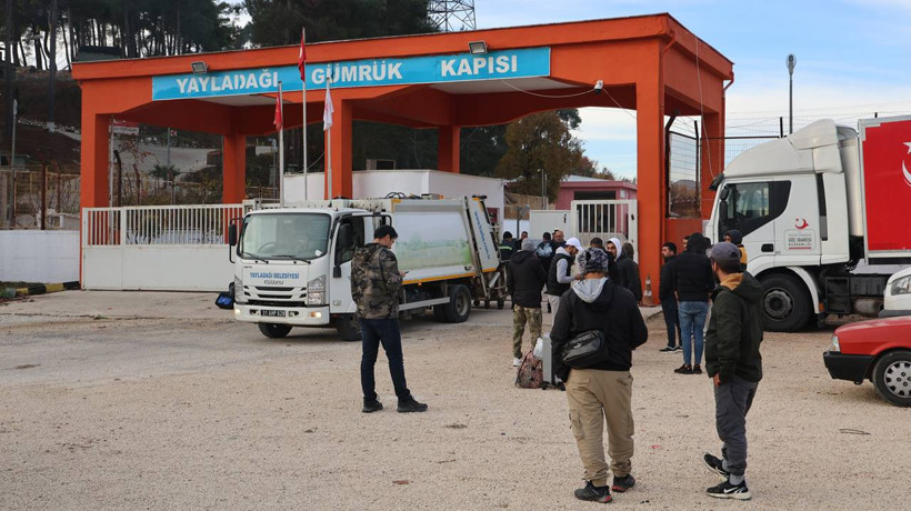 Suriyeliler d&ouml;nmeye devam ediyor! Hatay'da yeni sınır kapısı a&ccedil;ıldı - Resim : 1