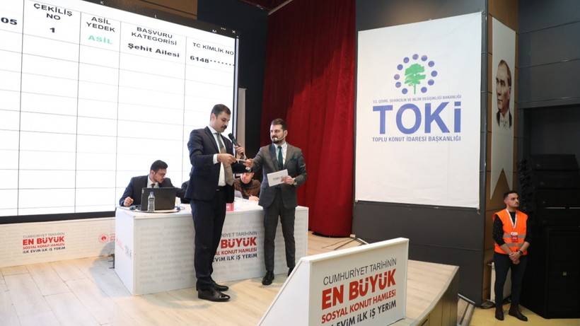 Sosyal konutta kura çekimi Rize'de yaşandı
