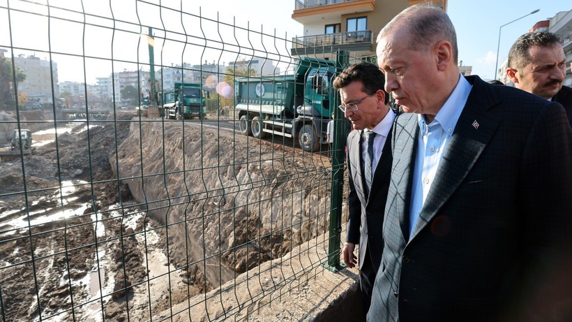 Cumhurbaşkanı Erdoğan, selde zarar gören Kumluca'da
