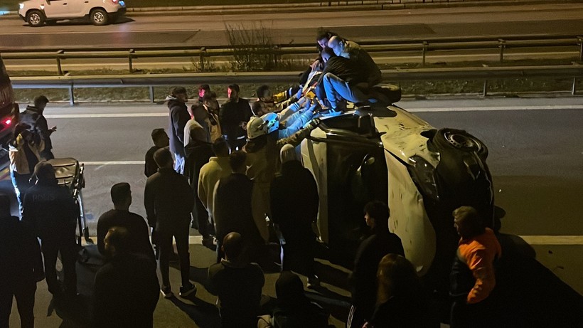 Seyir halindeki hafif ticari araç otoyola düştü: 4 yaralı