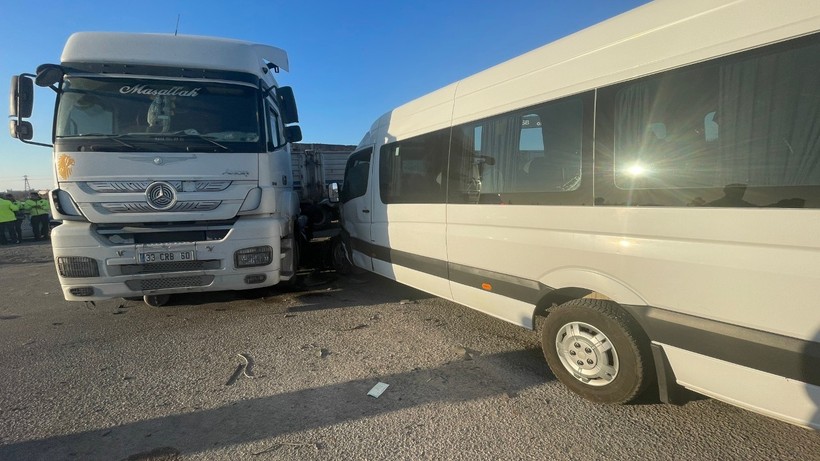 Tırla minibüs çarpıştı: 18 yaralı