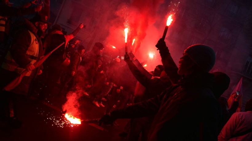 Paris’te gençler sokağa indi