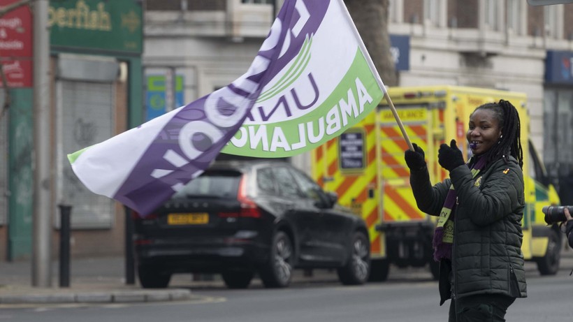 İngiltere ve Galler'de binlerce ambulans çalışanı greve gitti