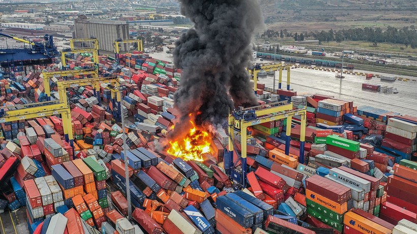 Son dakika: Depremin vurduğu İskenderun Limanı'nda yangın
