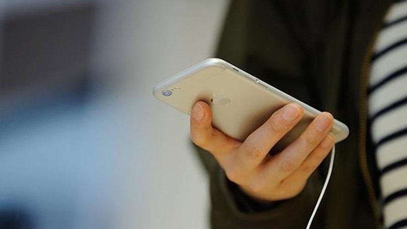 İngiltere okullarda telefon kullanımını yasaklıyor