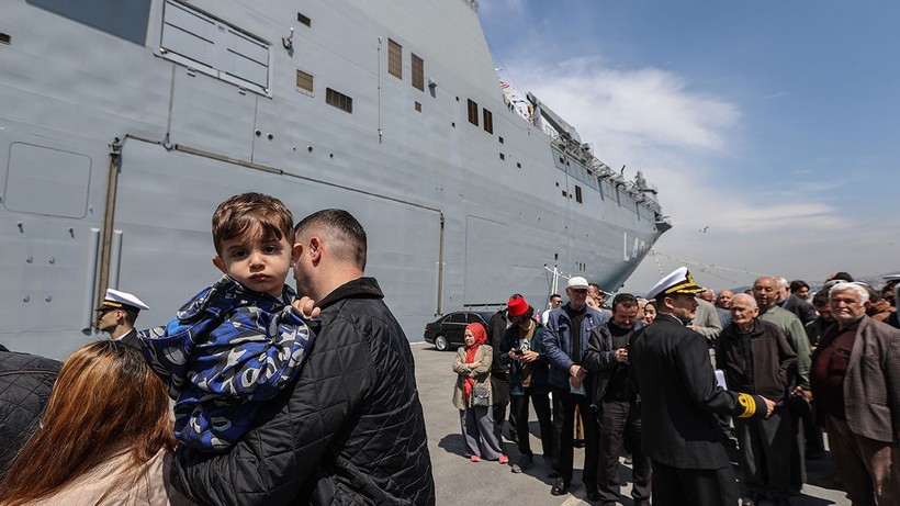 Türkiye'nin en büyük askeri gemisi TCG Anadolu ziyarete açıldı